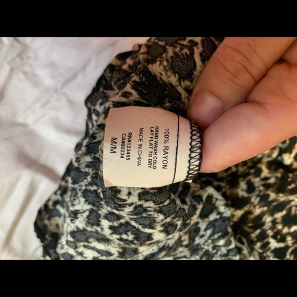 Cheetah Print V Neck Lace Tank Top - Picture 4 of 4
